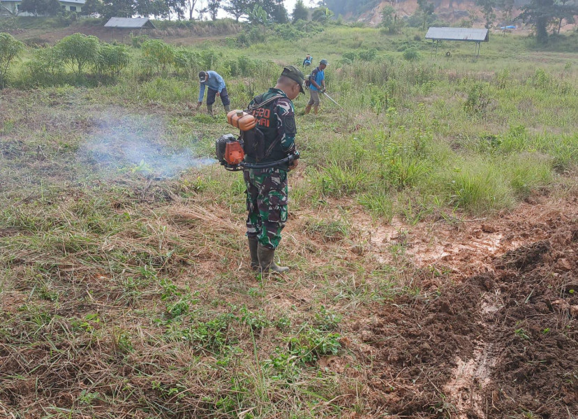 Personel Kodim 0320/Dumai Lakukan Pembersihan Lahan untuk Penanaman Padi Gogo di Kelurahan Pelintung