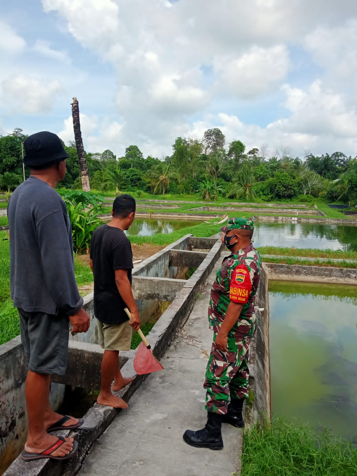 Sertu Sareh Lakukan Pendampingan Karya Nyata Peternak Ikan