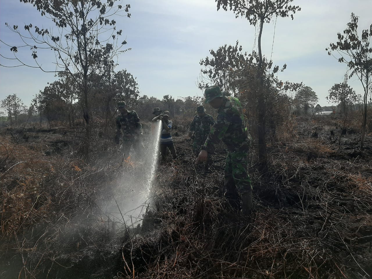 Api Berhasil Dipadamkan, Koramil/04 PWK Lakukan Pendinginan