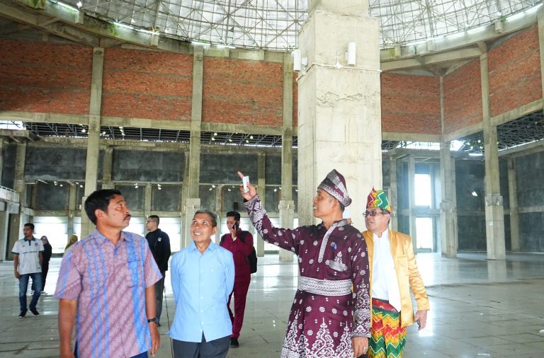 Pj Bupati Inhil Tinjau Infrastruktur Bangunan Islamic  Center di Jalan Pendidikan