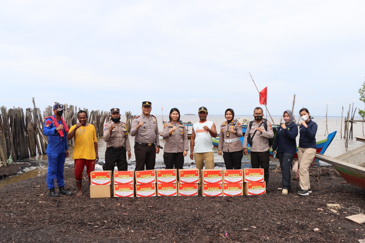 Membelah laut menuju kampung nelayan Polres Dumai laksanakan bhakti kesehatan dan bagi-bagi sembako