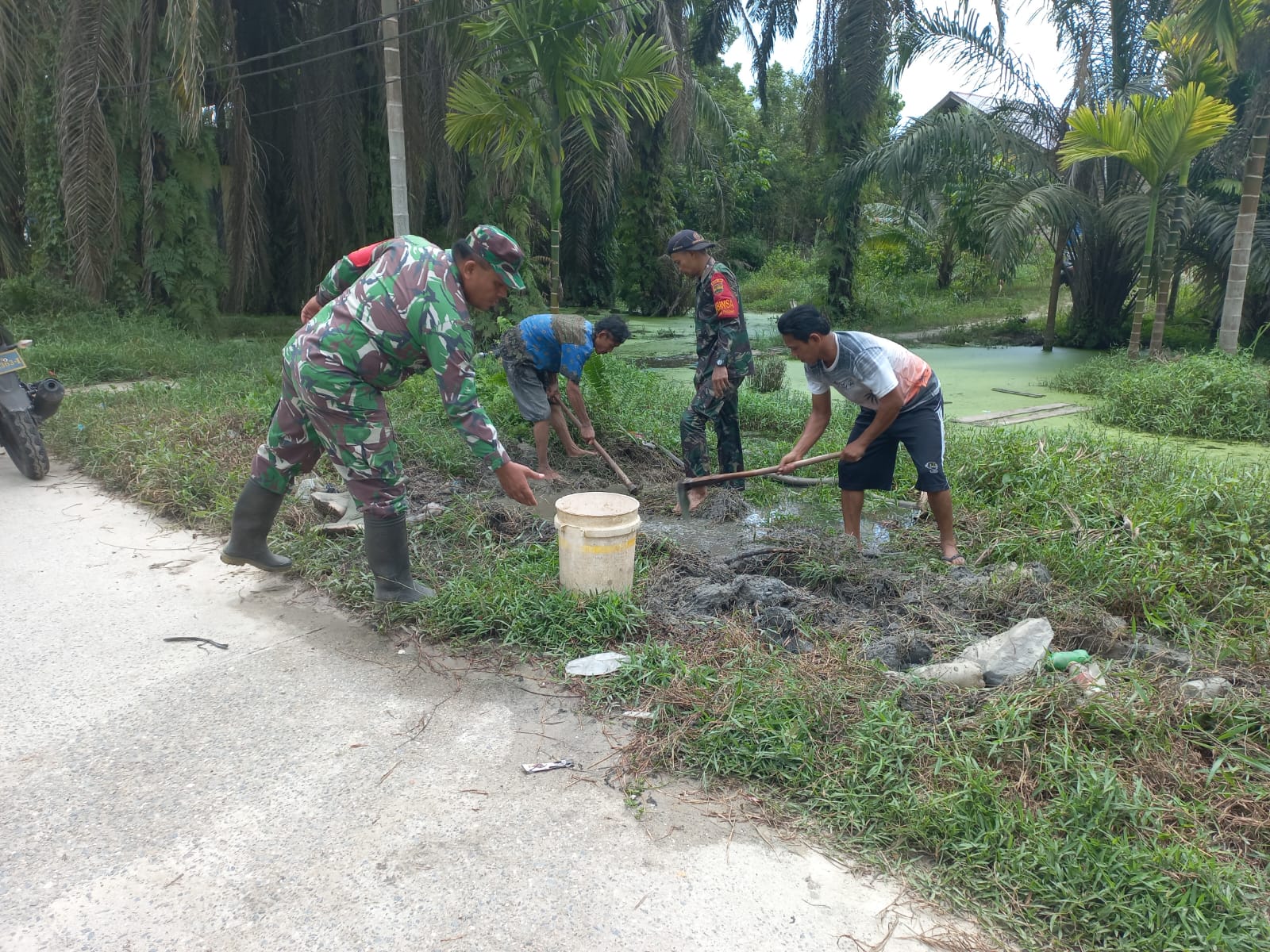 Bersama Masyarakat, Babinsa Bukit Nenas Laksanakan Gotong Royong