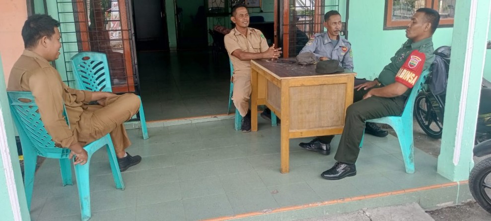 Babinsa Koramil 06/Merbau Ajak Staf Kelurahan Wujudkan Wilayah Kondusif