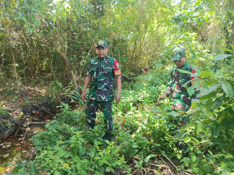 Patroli Rutin Babinsa Koramil 06/Merbau Wujudkan Wilayah Bebas Karhutla