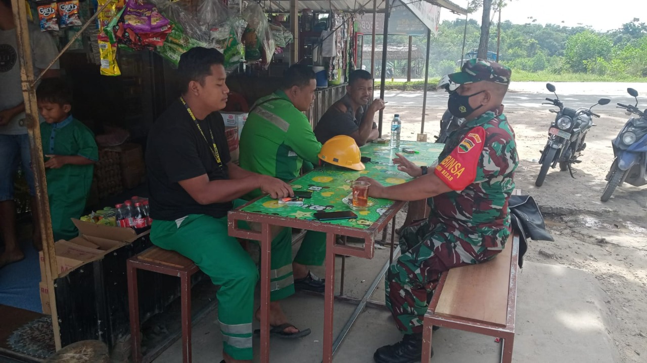 Melaksanakan Komsos, Dekatkan Babinsa Dengan Warga Binaan Koramil 02/Bukit Kapur