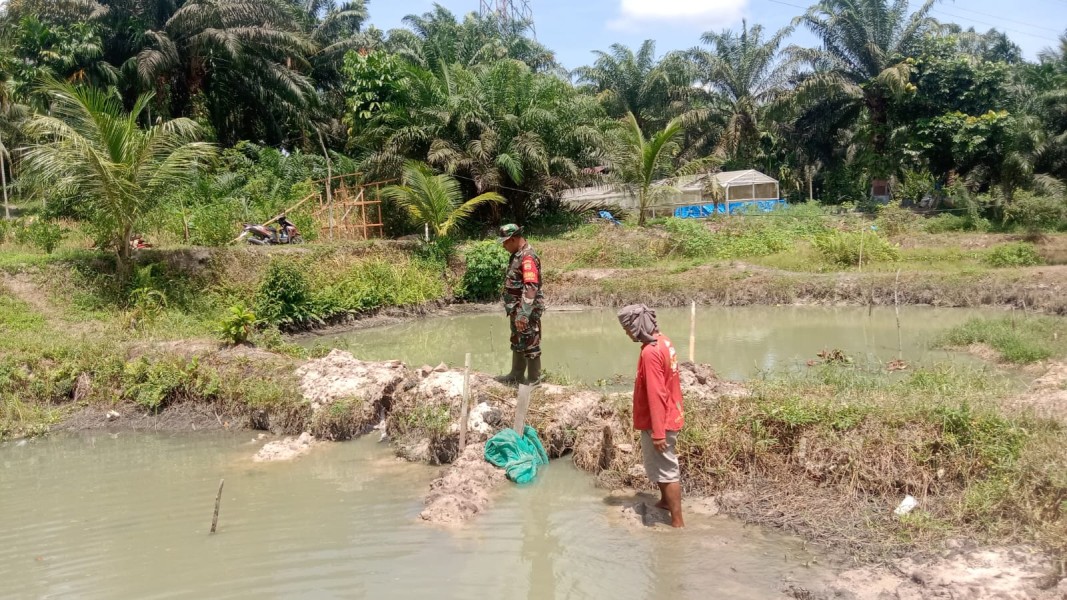 Babinsa Serka Suandi Laksanakan Patroli Karhutla dan Edukasi Pencegahan Kebakaran Lahan