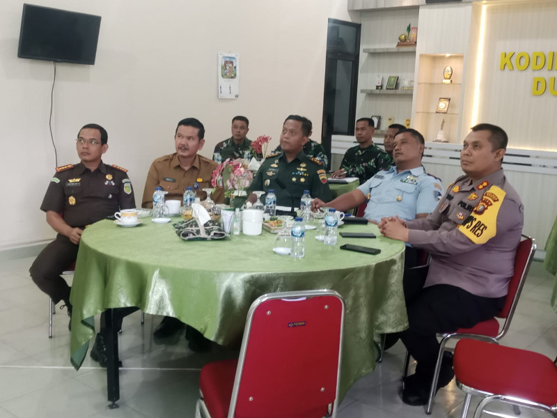 Bertempat di Ruang Yudha, Kodim 0320/Dumai, Pemda Serta Unsur Forkopimda Laksanakan Komsos Perubahan Iklim Global