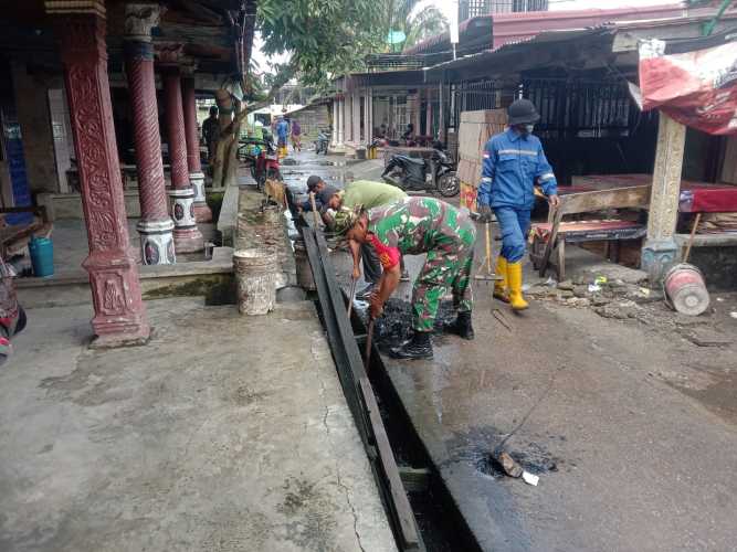 Babinsa Bersihkan Selokan Bersama Masyarakat Kelurahan Bintan