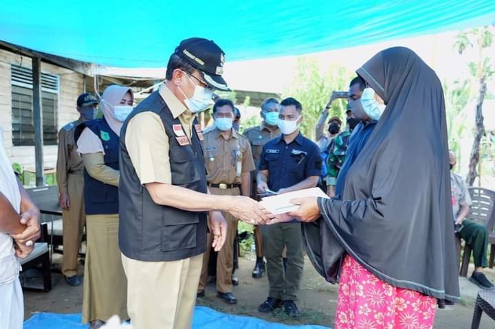 Bupati Wardan Kunjungi Korban Kebakaran di Desa Teluk Pantaian