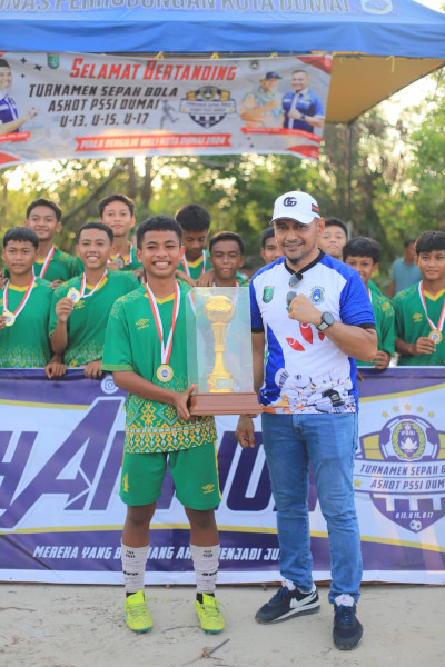 Ketua  ASKOT PSSI Dumai Serahkan Piala Bergilir Walikota U-15 ke DAS FC