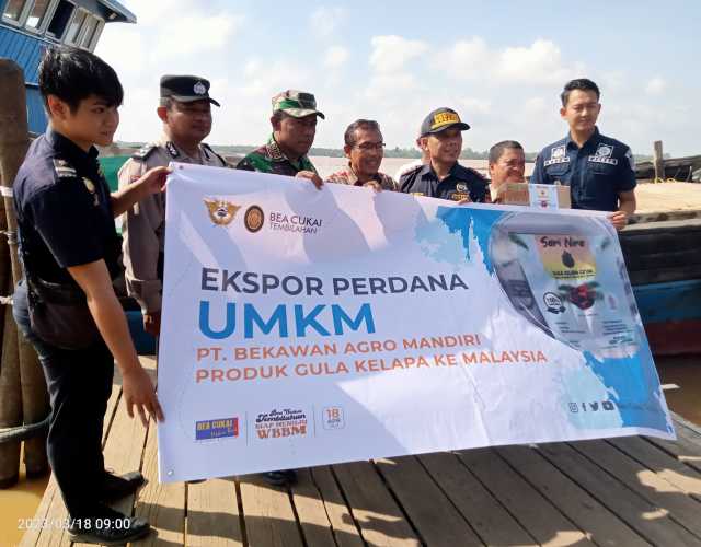 Bea dan Cukai Pabean C Tembilahan Lepas Ekpor Perdana Gula Kelapa Ke Malaysia
