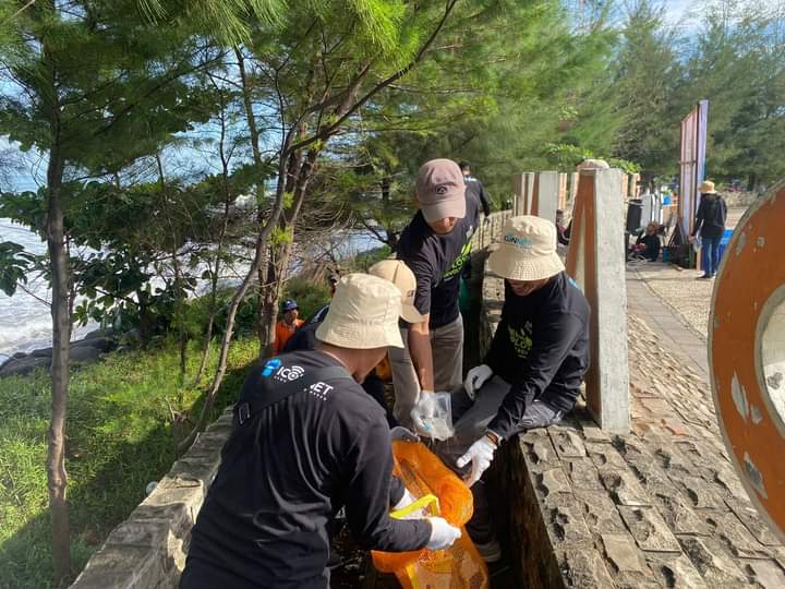 Hari Lingkungan Hidup Sedunia, PLN Icon Plus Sumbagteng dan PLN Sumbar Aksi Bersih Pantai Cimpago Puruih