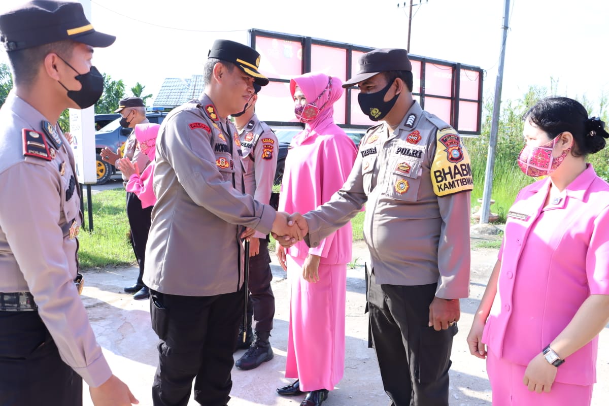 Kapolres Inhil didampingi Ketua Bhayangkari Cabang Inhil Laksanakan Kunker ke Polsek Tembilahan