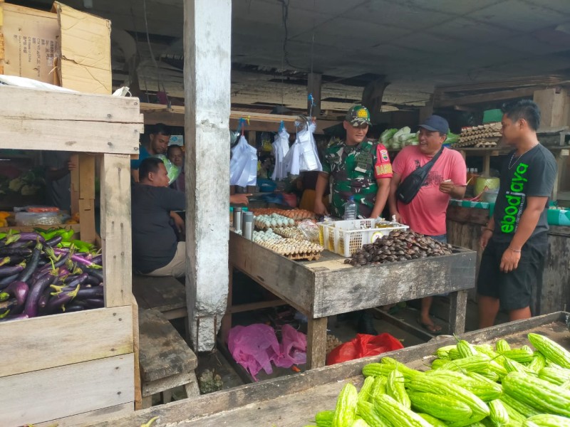 Babinsa Koramil 06/Merbau Laksanakan Komsos di Pasar Suka Ramai, Pererat Hubungan Dengan Pedagang