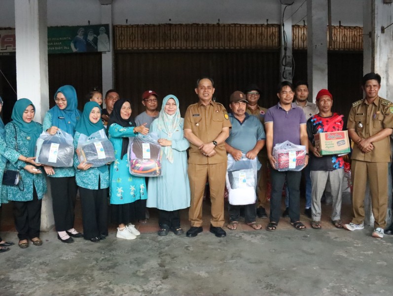 Bupati Inhil serahkan bantuan untuk korban kebakaran di Desa Danau Pulau Indah, Kecamatan Kempas