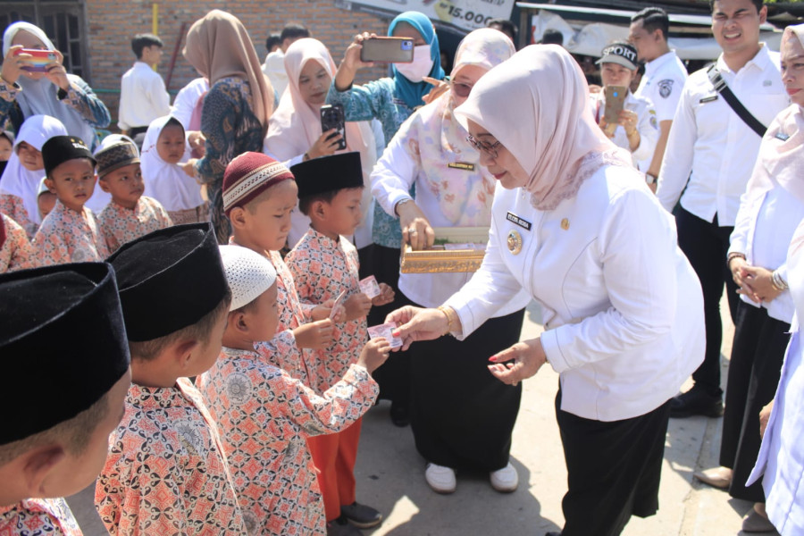 Hari Anak Nasional, Plt Bupati Serahkan KIA Di TK ABBA Aek Paing Bawah