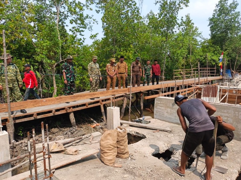 Jembatan Semukut Ditinjau Dandim 0303/Bengkalis, Akses Penghubung Antar Wilayah Jadi Perhatian