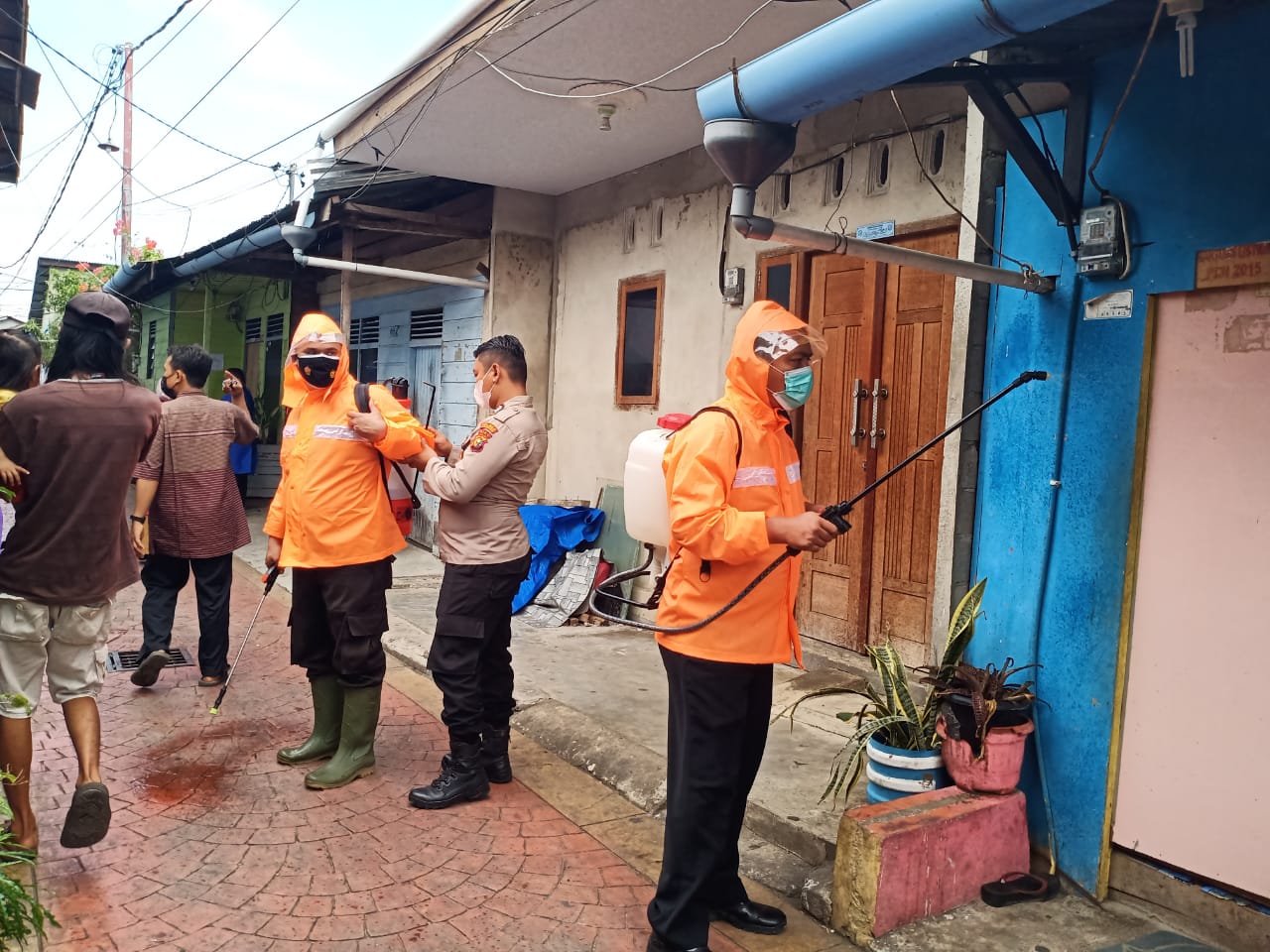 Polres Inhil Kirim Petugas Semprot Cairan Disinfektan di Pemukiman Warga Lorong Melur