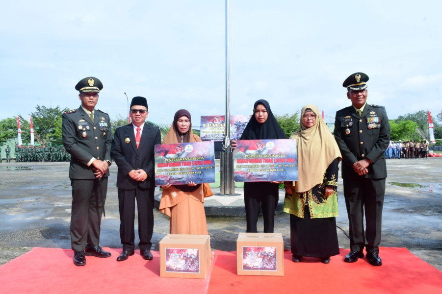 Peringatan HUT ke-79 TNI, Dandim Bengkalis Serahkan 2 Kunci Bedah Rumah Tidak Layak Huni