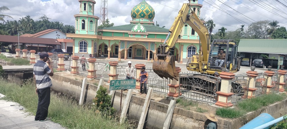 Cegah Terjadinya Banjir, Apical Perbaiki Turap