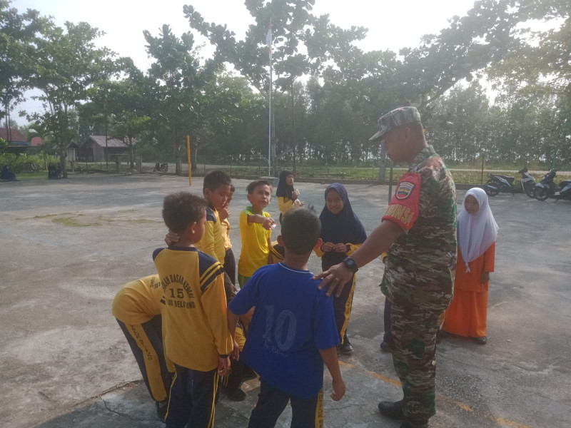 Sambangi Sekolah Dasar, Serda K Sinaga Laksanakan Komsos