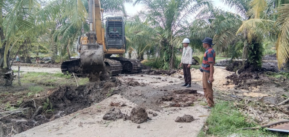 Apical Dumai Lakukan Normalisasi Parit di Lingkungan Warga Sekitar Perusahaan