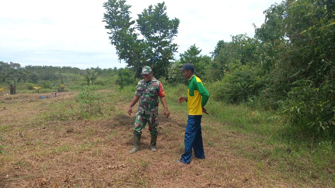 Sertu Roni Sandra Ajak Warga Bukit Nenas Waspada Bahaya Karhutla