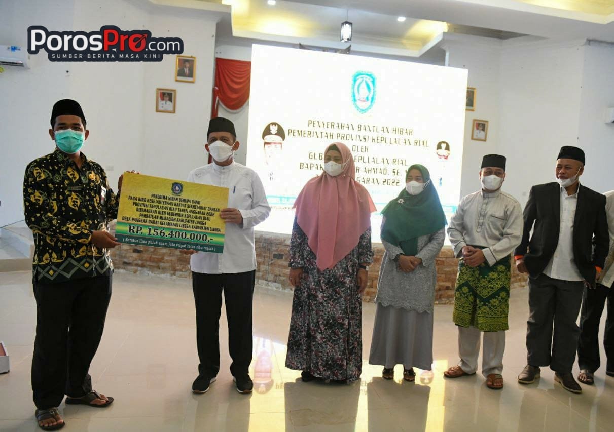 Gubernur Ansar Serahkan Bantuan Hibah Keagamaan & SK PTK Non ASN di Kabupaten Lingga