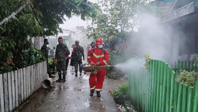 DPKP Inhil kembali Semprot Disinfektan di Sejumlah Ruas Jalan di Tembilahan
