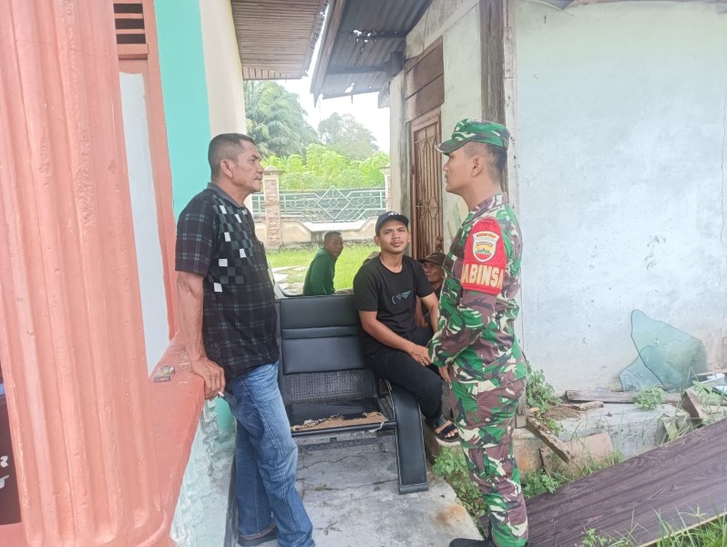 Babinsa Koramil 06/Merbau Eratkan Hubungan dengan Warga Kampung Pancasila