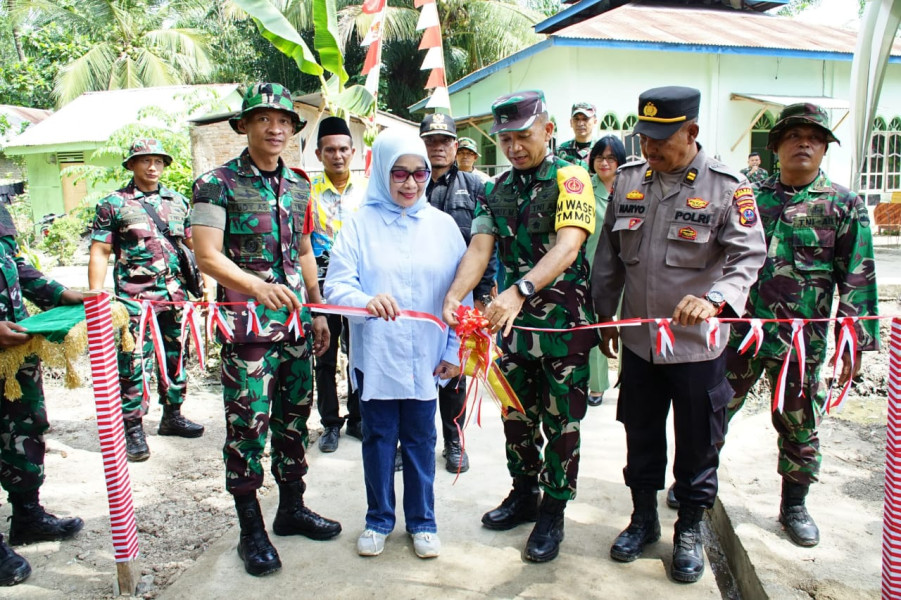 Plt Bupati Labuhanbatu Dampingi Ketua Tim Wasev TMMD ke Desa Selat Beting