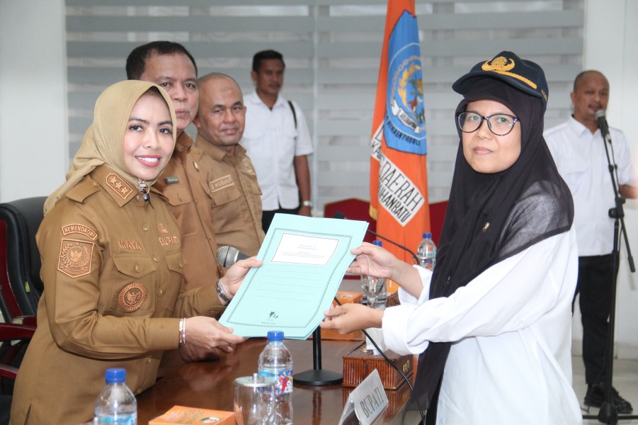 Bupati Labuhanbatu Serahkan SK CPNS Formasi Tahun 2024