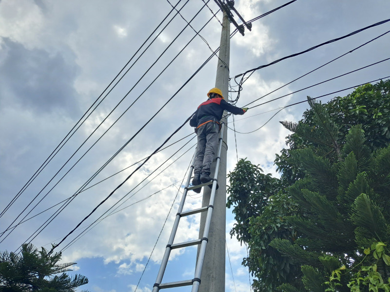 PLN Icon Plus Sumbagteng Segel Kabel FO Ilegal di Jalan Lintas Timur Jambi-Riau