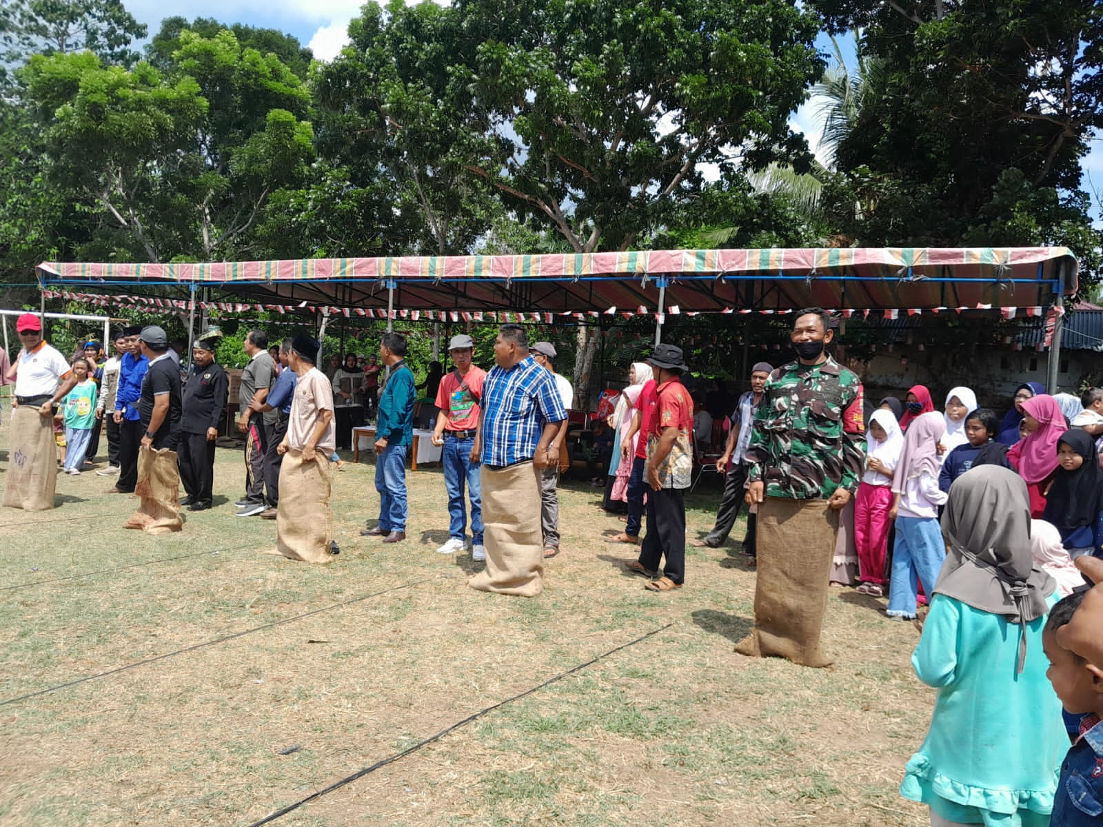 Pelaksanaan Pesta Rakyat Berlangsung Meriah, Babinsa Ikut Serta