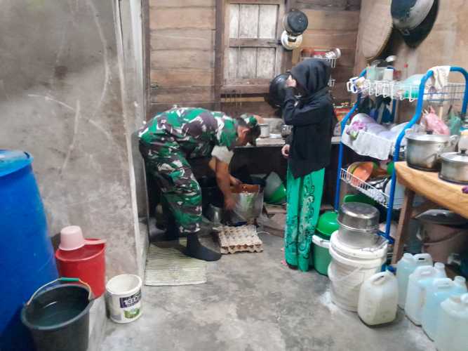 Babinsa Koramil PWK 04 Laksanakan Giat Progam Babinsa Masuk Dapur