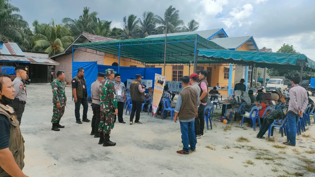 Pastikan Pelaksanaan Pemilu Aman, Kapten Inf Syuar Hendri dan Kasdim Meninjau Beberapa TPS di Bukit Kapur