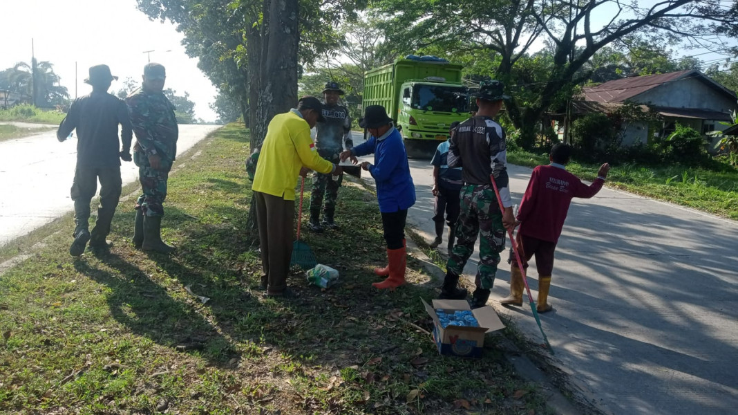 Sertu Sareh dan Warga Binaan Laksanakan Giat Bersih-bersih