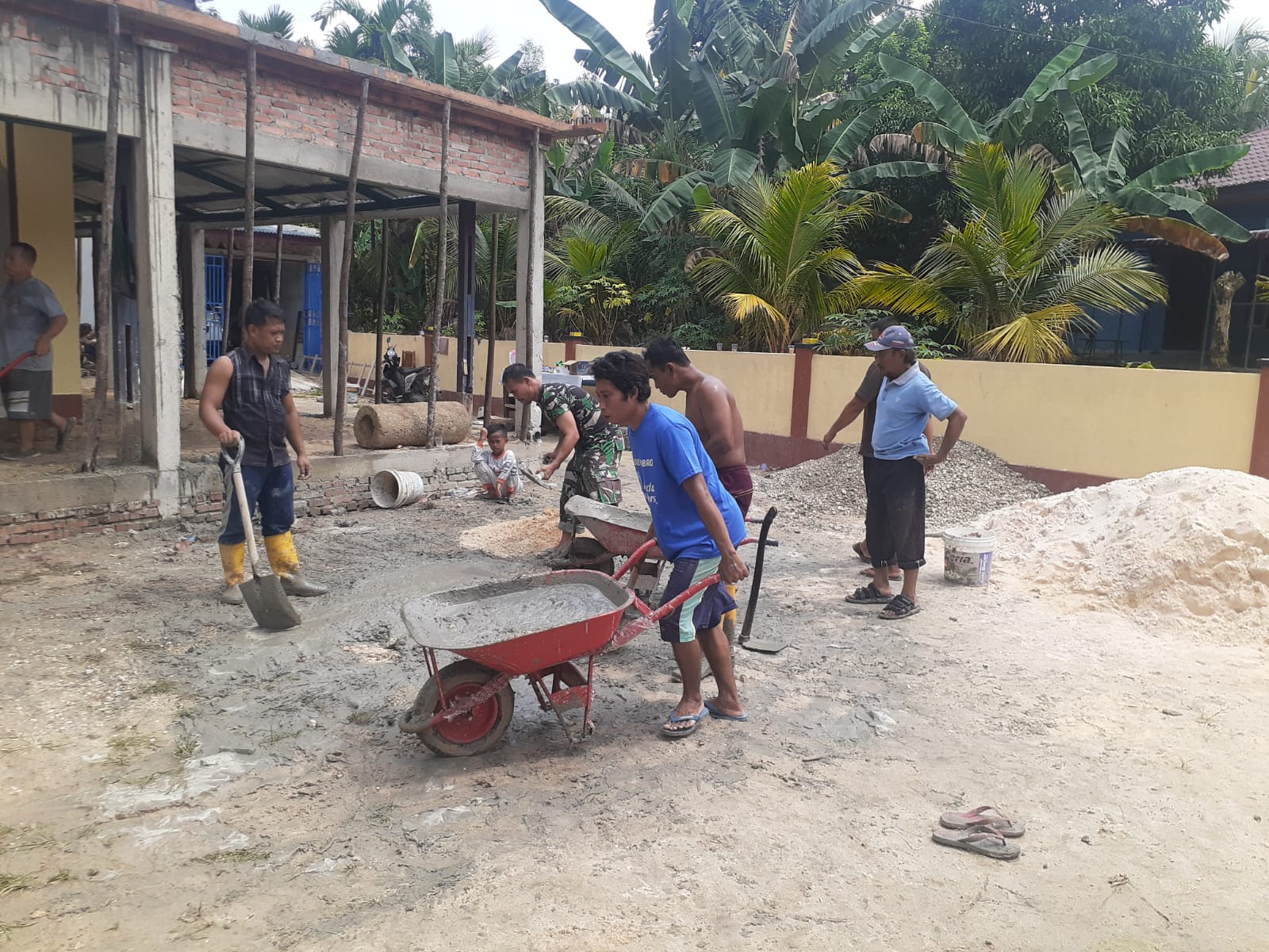 Bangun Rumah Ibadah, Pelda Riadi Sembiring dan Masyarakat Laksanakan Gotong Royong