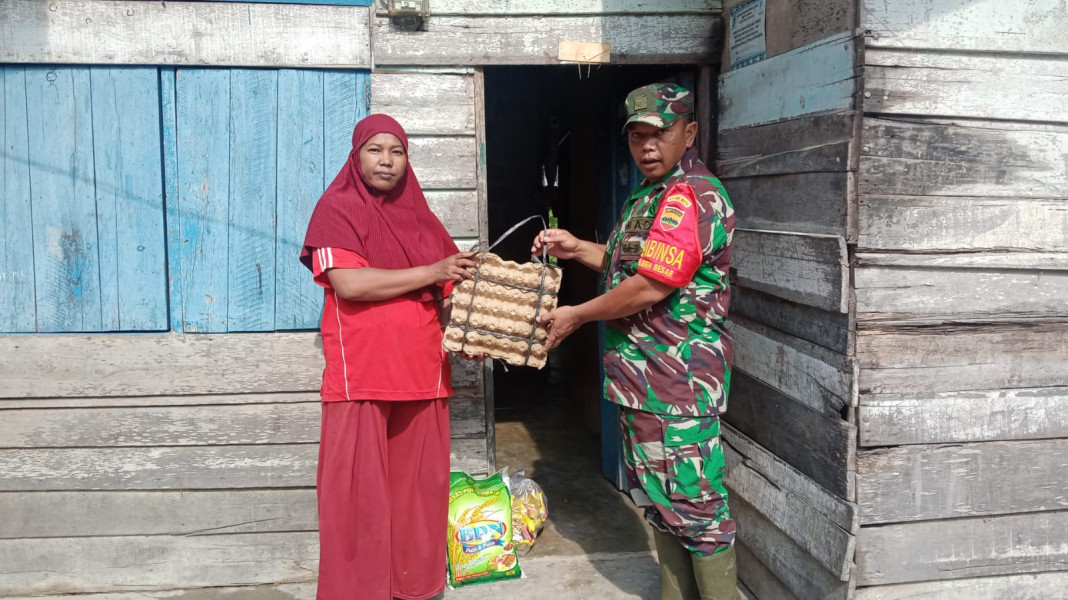 Babinsa Serahkan Bantuan Kepada Sumiati