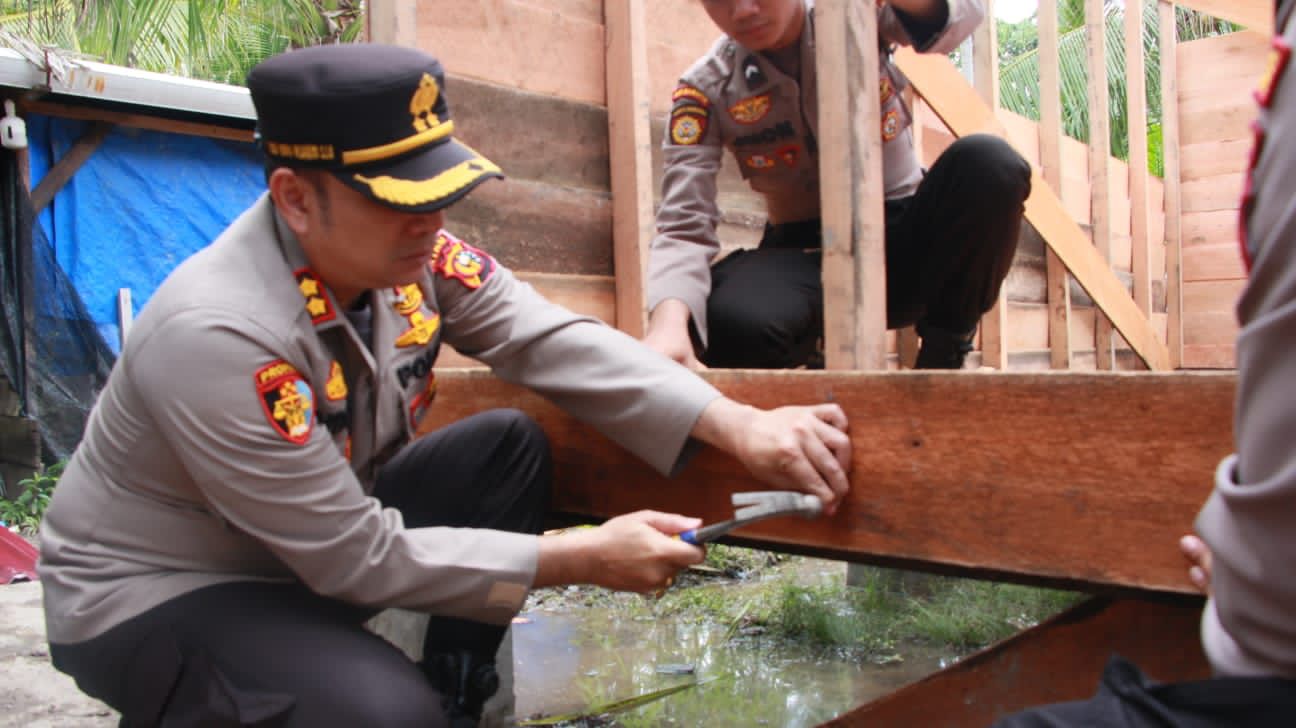 Kapolres Bengkalis AKBP Indra Wijatmiko,S.I.K Tinjau Dan Ikut Bekerja Membangun Rumah Warga Kurang Mampu