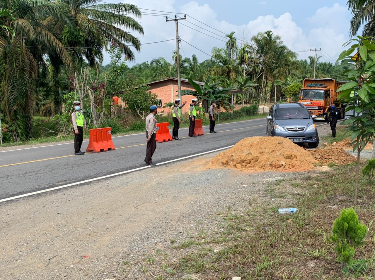 Petugas Polres Inhil Sekat Perbatasan Riau-Jambi
