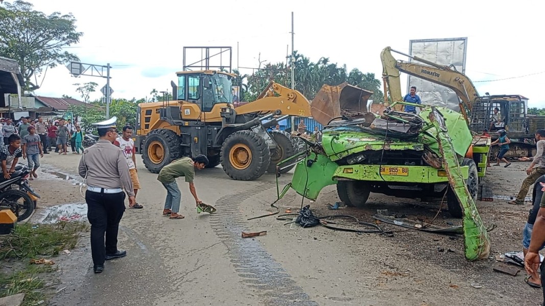 Rem Blong jadi Penyebab Mobil Pengangkut Alat Berat di Simpang 3 Jembatan Rumbai Hilang Kendali