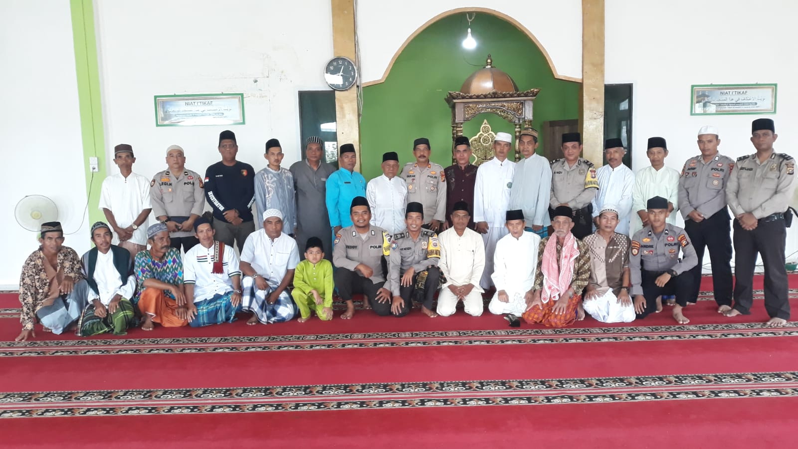 Kapolsek Tanah Merah Bersama Jamaah Masjid Nurul Iklas Gelar Shalat Gaib untuk Korban Gempa Cianjur