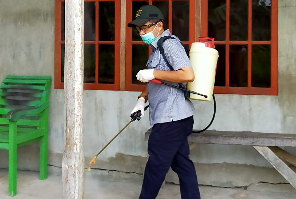 Ketua DPRD Inhil Lakukan Penyemprotan Langsung dengan Disinfektan dari Desa ke Desa