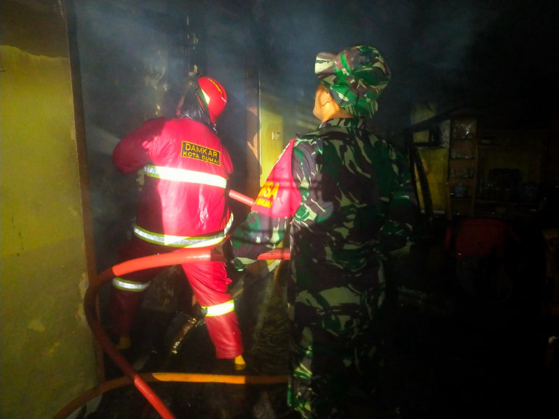 Mendapatkan Laporan Masyarakat, Sertu Arjuna Endar Gerak Cepat ke Lokasi Kebakaran