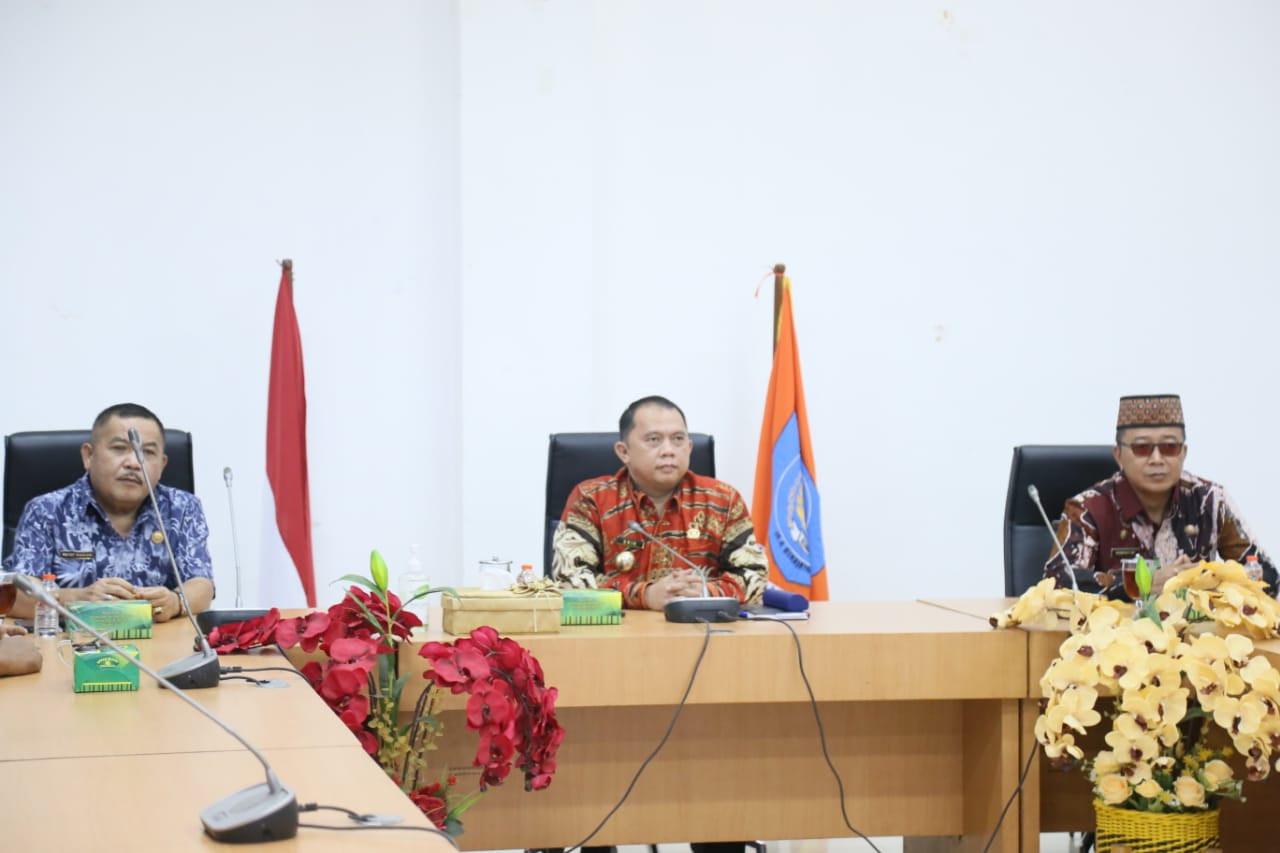 Bupati Labuhanbatu Mengikuti Rapat Virtual Melalui Zoom Meeting