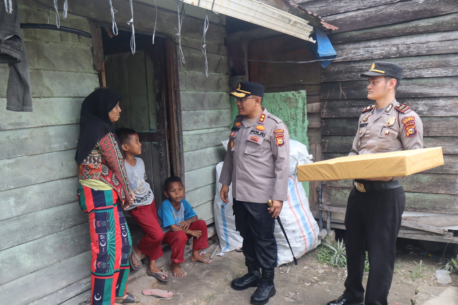 Melalui Program Polisi Humanis, Kapolres Dumai Sambangi Rumah Janda Lima Anak