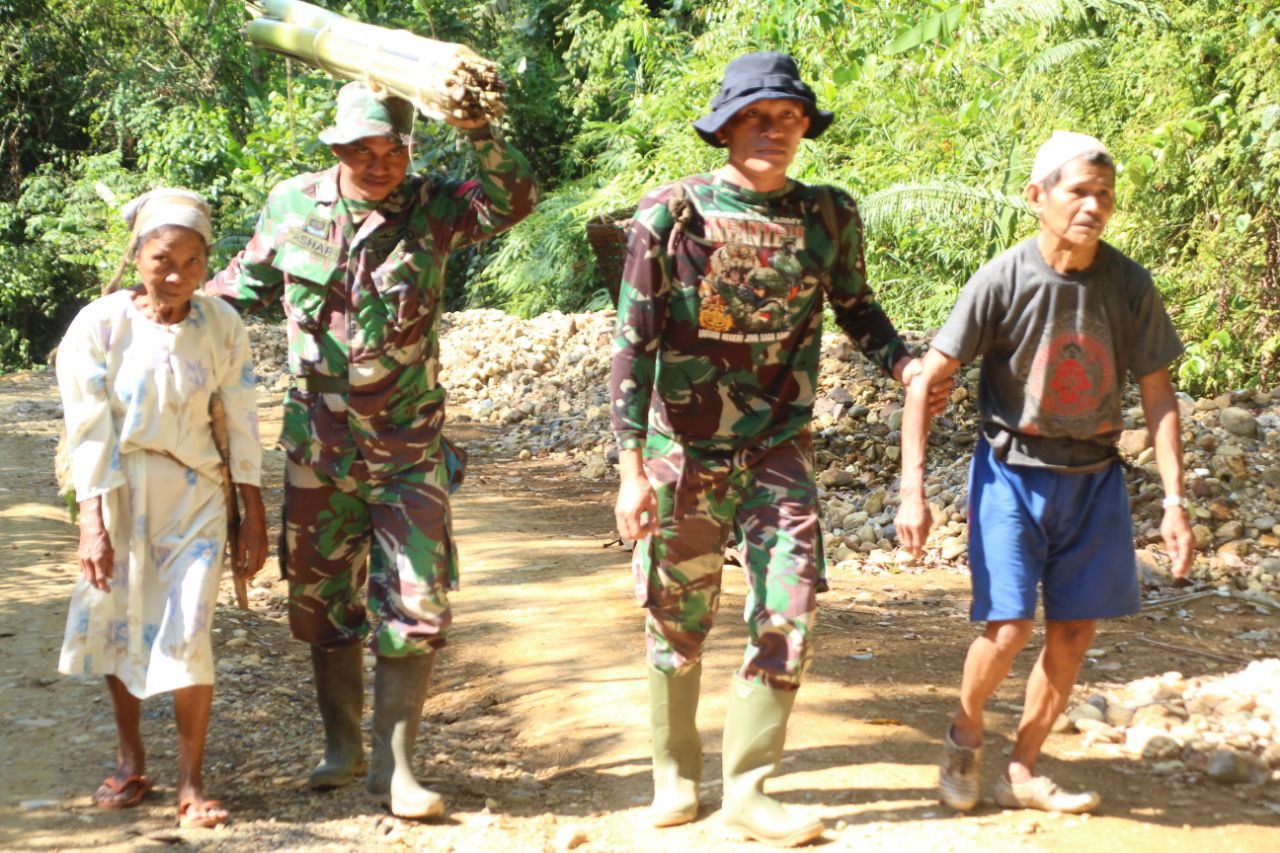 Praka Azhar Dan Praka Ridwan: Sosok Prajurit TNI Yang Humanis Pada TMMD Ke 105 Kodim 0313/KPR