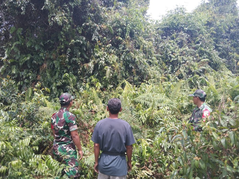 Babinsa dan Warga Bersinergi Cegah Karhutla di Desa Selat Akar