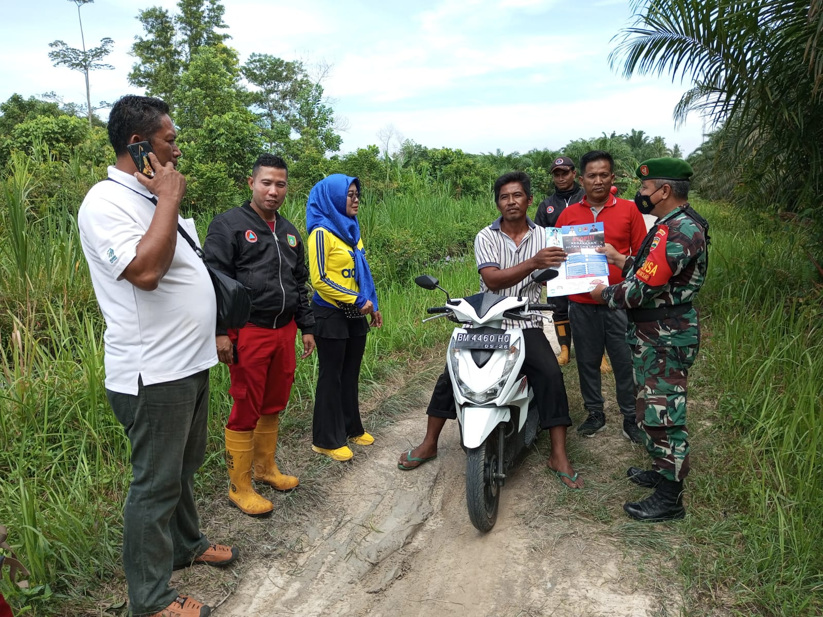 Cegah Karhutla, Serma Zul Efendi Lakukan Giat Sosialisasi